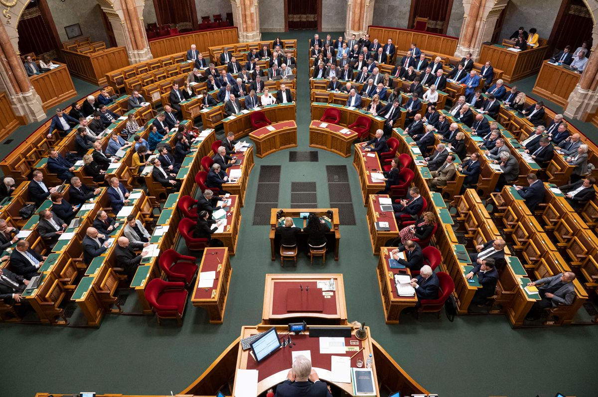 Budapest, 2022. október 3.Szavaznak a képviselők az Európai Bizottsággal való megegyezés érdekében a büntetőeljárásról szóló törvény módosításáról az Országgyűlés plenáris ülésén 2022. október 3-án.MTI/Szigetváry Zsolt Budapest, 2022. október 3.
Szavaznak a képviselők az Európai Bizottsággal való megegyezés érdekében a büntetőeljárásról szóló törvény módosításáról az Országgyűlés plenáris ülésén 2022. október 3-án.
MTI/Szigetváry Zsolt