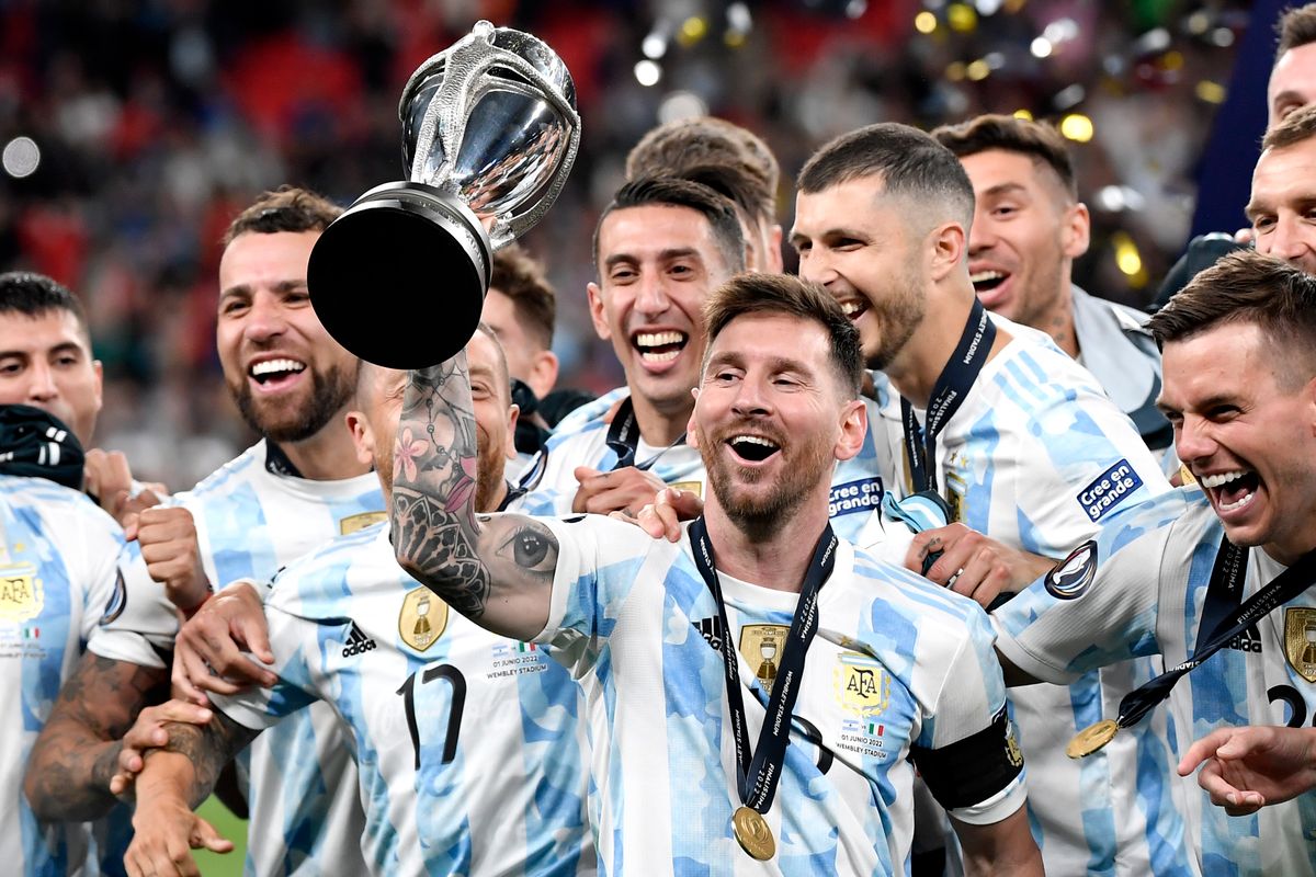 Soccer, Finalissima 2022: Italy Vs Argentina, Lionel Messi of Argentina and teammates celebrate with the trophy at the end of the Finalissima trophy 2022 football match between Italy and Argentina at Wembley stadium in London, England, June 1st, 2022.  (Photo by Elianto/Mondadori Portfolio via Getty Images)  Lionel Messi of Argentina and teammates celebrate with the trophy at the end of the Finalissima trophy 2022 football match between Italy and Argentina at Wembley stadium in London, England, June 1st, 2022. (Photo by Elianto/Mondadori Portfolio via Getty Images)