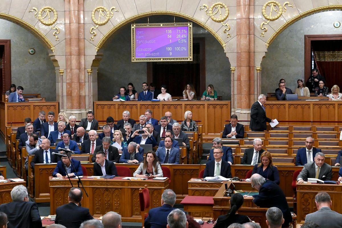 Budapest, 2022. július 19.Magyarország 2023-as központi költségvetéséről szavaztak a képviselők az Országgyűlés rendkívüli plenáris ülésén 2022. július 19-én. Az Országgyűlés 135 igen szavazattal, 54 nem ellenében elfogadta Magyarország 2023-as költségvetését. MTI/Koszticsák Szilárd Budapest, 2022. július 19.
Magyarország 2023-as központi költségvetéséről szavaztak a képviselők az Országgyűlés rendkívüli plenáris ülésén 2022. július 19-én. Az Országgyűlés 135 igen szavazattal, 54 nem ellenében elfogadta Magyarország 2023-as költségvetését. 
MTI/Koszticsák Szilárd