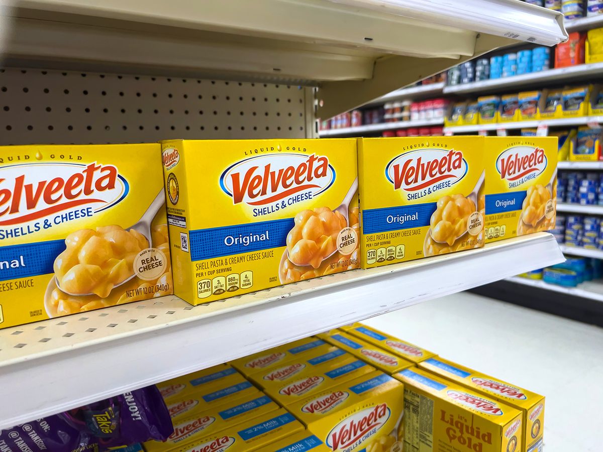 Lynnwood,,Wa,Usa,-,Circa,August,2022:,Close,Up,View Lynnwood, WA USA - circa August 2022: Close up view of Velveeta mac and cheese for sale inside a Target store.