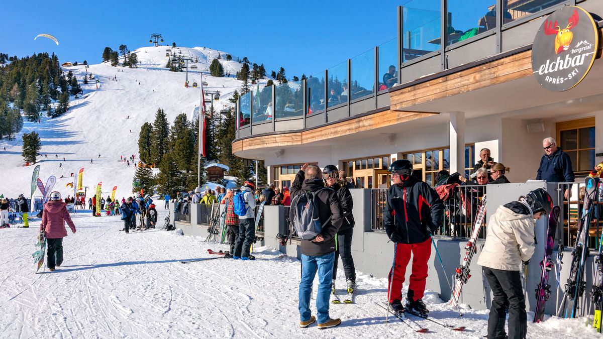 AUSZTRIA
Mayrhofen,,Austria,-,January,21,,2020,:,Ski,Slopes,And MAYRHOFEN, AUSTRIA - JANUARY 21, 2020 : Ski slopes and  top station restaurants  in  winter resort Mayrhofen,  Zillertal valley,  Austria.