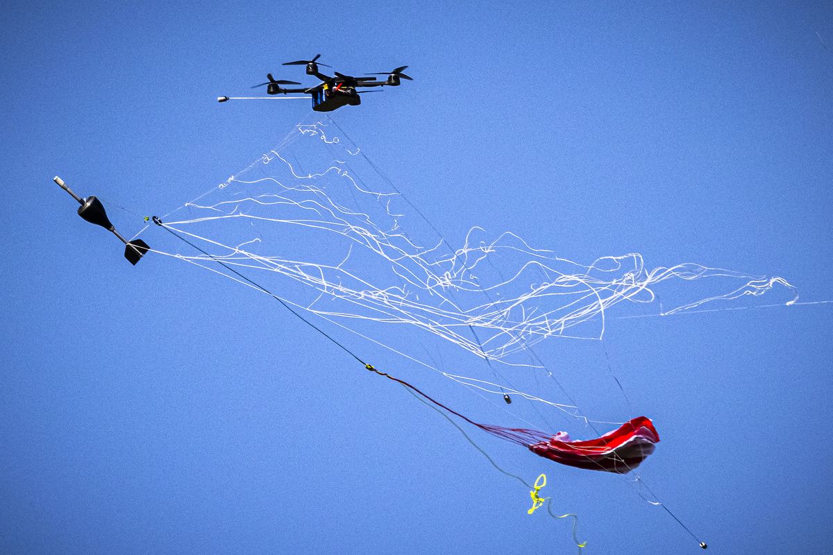This photograph taken in Vredepeel on September 22, 2022 shows a drone caught in the net of a Skywall Patrol, a hand held drone capture system, during a counter-drone exercise at the Lieutenant General Best Barracks. (Photo by ROB ENGELAAR / ANP / AFP) / Netherlands OUT, drón-gyakorlat