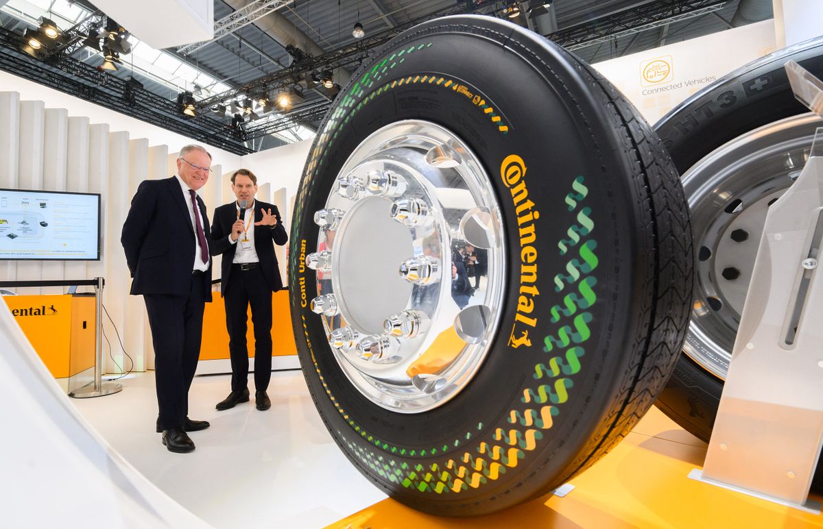 20 September 2022, Lower Saxony, Hanover: Nikolai Setzer (r), member of the Executive Board of Continental AG, shows Stephan Weil (SPD), Minister President of Lower Saxony, sustainable tire solutions for commercial vehicles at Continental's stand at the International Motor Show IAA Transportation for Commercial Vehicles at the Hanover Trade Fair Center.