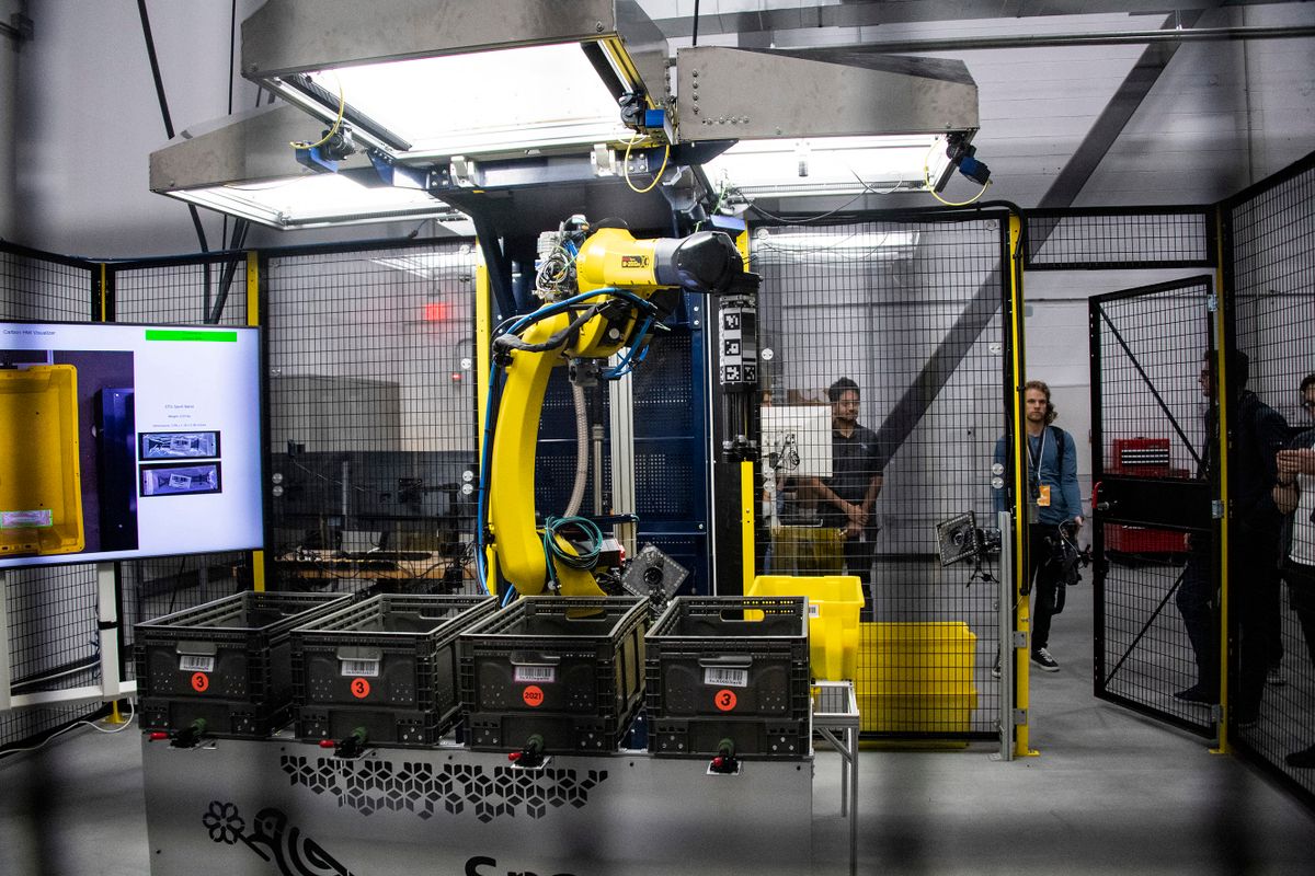 The sparrow robot is able to pick up unpackaged items to sort them at Amazon's BOS27 Robotics Innovation Hub in Westborough, Massachusetts on November 10, 2022. - Nothing is a matter of chance at Amazon. The robotics laboratory of the US e-commerce giant is developing the automation of its distribution centers around the world so that customers receive their orders efficiently in the shortest possible time. Delivering the Future" is the motto of this "hub of the robot universe" that is turning the company that Jeff Bezos founded 28 years ago to sell books over the Internet into a pioneer in distribution with its own technology and)