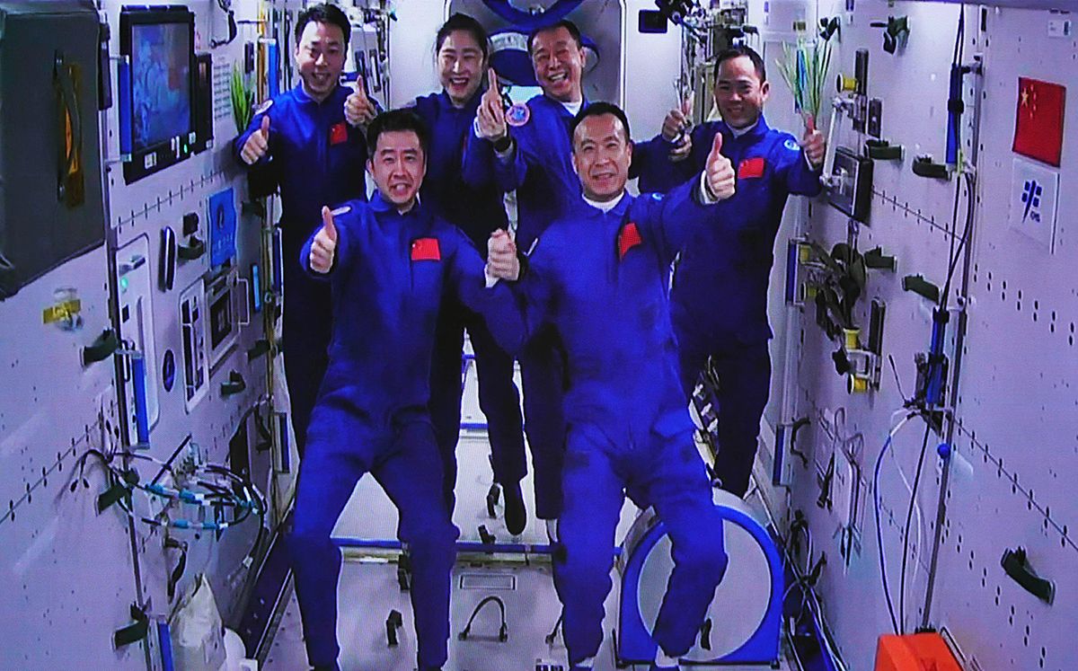 (EyesonSci)CHINA-TWO MISSIONS-SIX ASTRONAUTS-SPACE-GATHERING (CN)
(221130) -- JIUQUAN, Nov. 30, 2022 (Xinhua) -- This image captured at the Jiuquan Satellite Launch Center in northwest China shows the Shenzhou-15 and Shenzhou-14 crew taking a group picture with their thumbs up after a historic gathering in space on Nov. 30, 2022.  The three astronauts aboard China's Shenzhou-15 spaceship entered the country's space station and met with another astronaut trio on Wednesday, a historic gathering that added the manpower at the in-orbit space lab to six for the first time.   Chen Dong, the commander of the Shenzhou-14 crew, opened the hatch at 7:33 a.m. (Beijing Time). The three space station occupants greeted the new arrivals with warm hugs and then they took a group picture with their thumbs up, shouting in chorus -- "China's space station is always worth looking forward to." (Xinhua/Guo Zhongzheng) (Photo by Guo Zhongzheng / XINHUA / Xinhua via AFP)