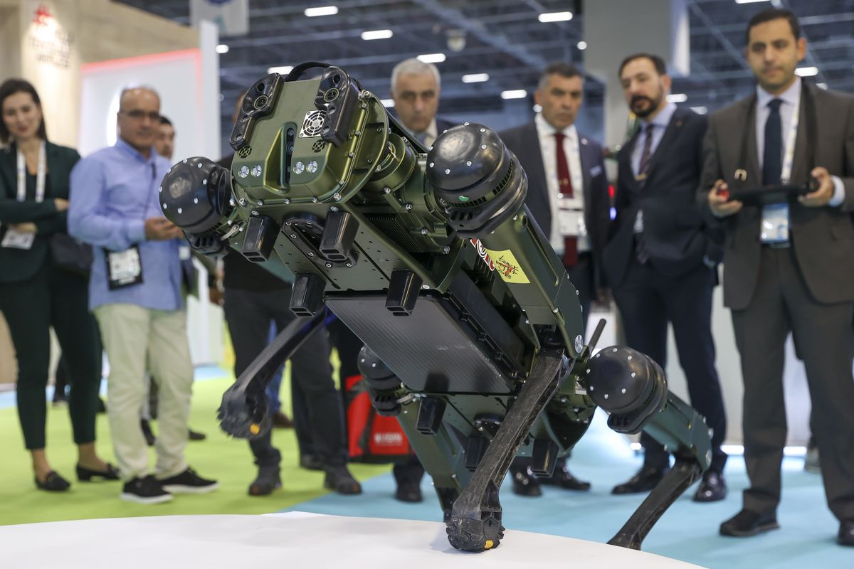 ISTANBUL, TURKIYE - OCTOBER 26: Robot dog "Ghost Robotics Vision 60" is seen during the SAHA EXPO Defense, Aviation and Space Industry Fair in Istanbul, Turkiye on October 26, 2022. SAHA EXPO fair brought together 250 foreign and 750 domestic companies from 57 countries.
fegyveres robotok
