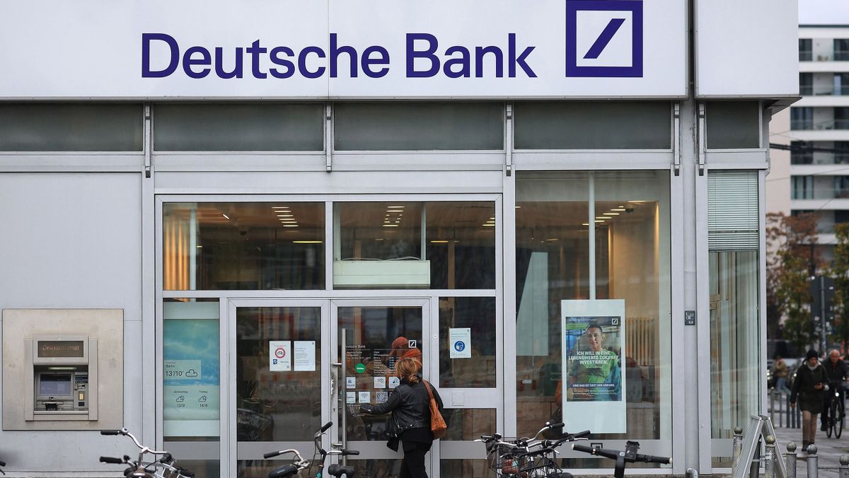 A branch of Deutsche Bank AG in central Berlin, Germany, on Wedesday, Nov. 9, 2022. Germany has put together a 200 billion emergency aid package -- which has not yet been implemented -- with about half the money earmarked for energy-bill subsidies, according a proposal from the Independent Commission for Natural Gas and Heating last month. 