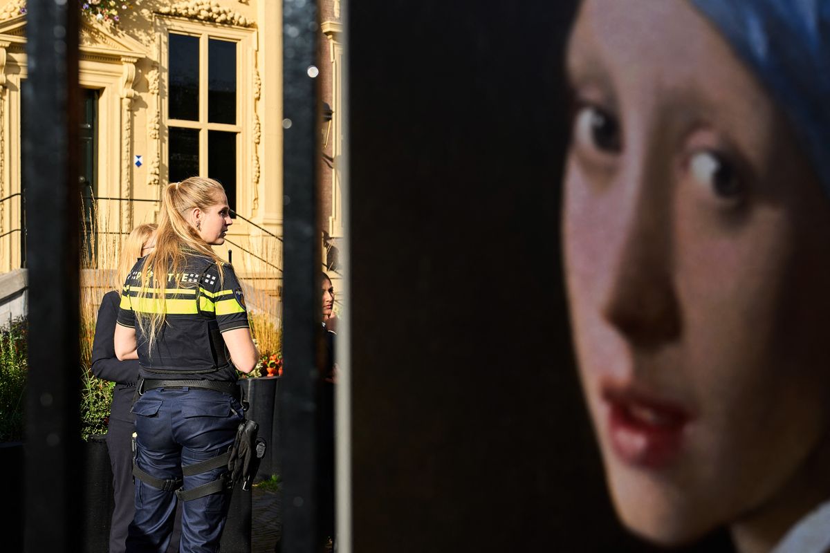 A police woman stands guard outside the Mauritshuis museum after an attempt to smear the Johannes Vermeer's painting "Girl with a Pearl Earring" in The Hague, 27 October 2022. - Dutch police arrested three people after climate activists targeted Johannes Vermeer's painting "Girl with a Pearl Earring" at the Mauritshuis museum in The Hague (Photo by Phil Nijhuis / ANP / AFP) / Netherlands OUT