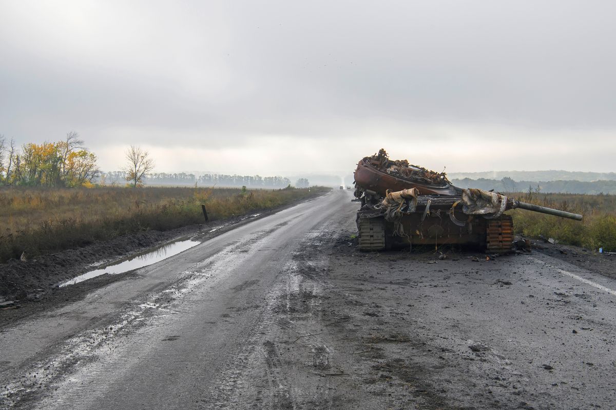 Situation In The City Of Sviatohirsk Recently Liberated By The Ukrainian Army A destroyed russian tank on the road in Kharkiv region, Ukraine, October 01, 2022 (Photo by Maxym Marusenko/NurPhoto) (Photo by Maxym Marusenko / NurPhoto / NurPhoto via AFP)