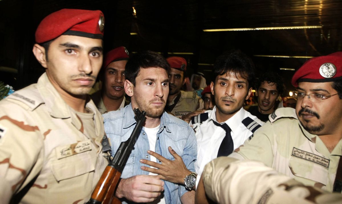 Leo Messi 2012-ben
Argentína és Szaúd-Arábia és ringbe száll a 2030-as vb rendezéséért. Ezzel csak az a probléma, hogy Messi mind a két oldalon leszerződött "nagykövetnek". Még 2018-ban beszállt az argentin vb kampány csapatába, mint a torna reklámarca, viszont idén nem kis pénzért leszerződött a szaúdi kormánnyal az ország turisztikai nagykövetének. 