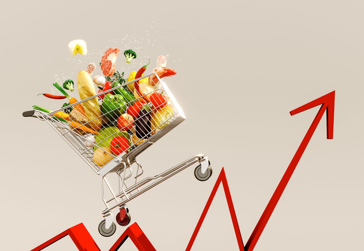 Food cost rising concept. Shopping cart full of groceries and red arrow pointing up, Food cost rising concept. Shopping cart full of groceries and red arrow pointing up 3D Rendering, 3D Illustration, élelmiszer, infláció