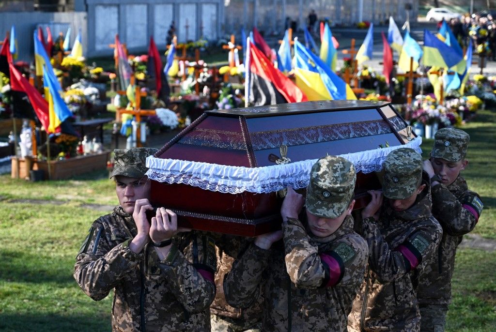 Soldiers carry the coffin of late Ukrainian serviceman Taras-Timofiy Havrylyshyn, member of the Plast Ukrainian scouting organization, during a funeral ceremony in the western Ukrainian city of Lviv, on November 9, 2022, amid the Russian invasion of Ukraine. (Photo by YURIY DYACHYSHYN / AFP)