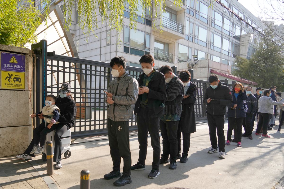 Peking, 2022. november 14.Koronavírus-vizsgálatra várnak az emberek egy utcai tesztállomáson Pekingben 2022. november 14-én. Peking és más kínai nagyvárosok rekordszámú koronavírus-megbetegedéseket jelentettek a nap folyamán, ami a helyi hatóságokat arra kényszeríti, hogy még több erőfeszítést tegyenek a járvány terjedésének megakadályozására és az emberek életére, valamint a gazdasági tevékenységre gyakorolt hatásának csökkentésére.MTI/AP Peking, 2022. november 14.
Koronavírus-vizsgálatra várnak az emberek egy utcai tesztállomáson Pekingben 2022. november 14-én. Peking és más kínai nagyvárosok rekordszámú koronavírus-megbetegedéseket jelentettek a nap folyamán, ami a helyi hatóságokat arra kényszeríti, hogy még több erőfeszítést tegyenek a járvány terjedésének megakadályozására és az emberek életére, valamint a gazdasági tevékenységre gyakorolt hatásának csökkentésére.
MTI/AP