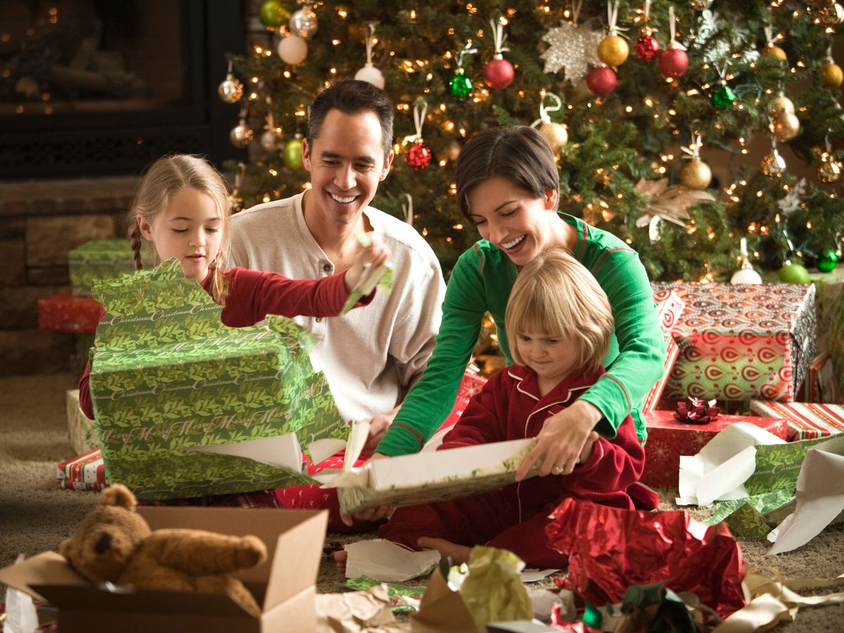 family opening christmas presents, karácsony, ajándék, fa, család
