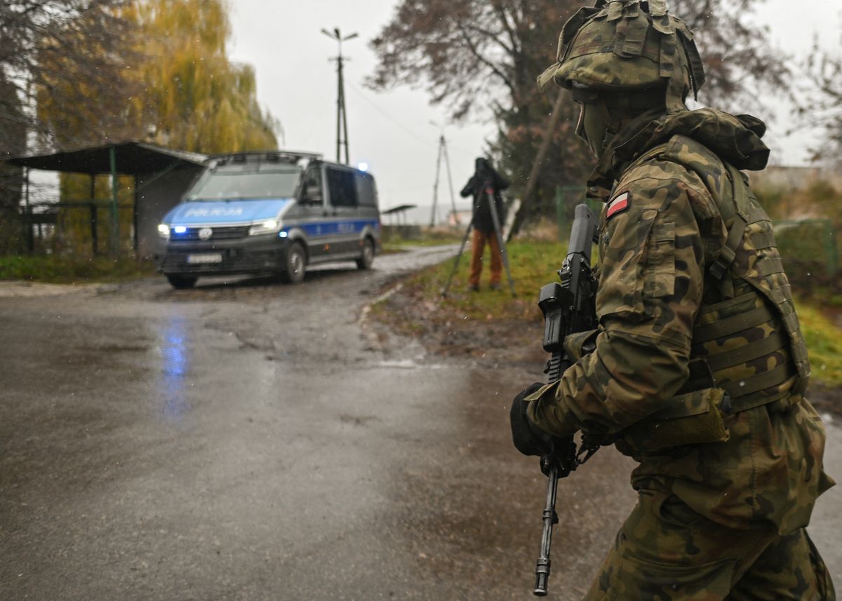 Suspected missile attack kills 2 in Eastern Poland near Ukraine, PRZEWODOW, POLAND - NOVEMBER 17: A Polish soldier is seen at the entrance  to the village of Przewodow in the Lublin Voivodeship, seen on November 17, 2022 in Przewodow, Poland.Two men were killed on Tuesday afternoon in an explosion near the village of PrzewodĂłw in south-eastern Poland, very close to the Ukrainian border.Uniformed services are still searching around the village of PrzewodĂłw near the place where the explosion occurred. Artur Widak / Anadolu Agency (Photo by Artur Widak / ANADOLU AGENCY / Anadolu Agency via AFP)
rakétabecsapódás