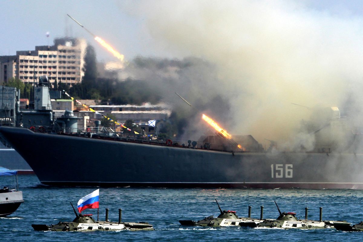 The Yamal, a Ropucha-class landing ship of the Russian Navy, fires rockets during Navy Day celebrations in the Crimean city of Sevastopol on July 27, 2014. Russia announced on July 23, 2014 that it had begun expanding and modernising its Black Sea fleet based in Crimea with new ships and submarines, just months after annexing the peninsula from Ukraine. Russia's Black Sea fleet had a base at the historic port city of Sevastopol in Crimea under an agreement with Ukraine before Russia annexed the peninsula in March 2014. AFP PHOTO / YURI LASHOV (Photo by Yuriy LASHOV / AFP)