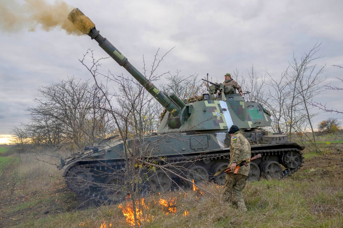 Ukrainian artillery unit members fire towards Kherson on October 28, 2022, outside of Kherson region, amid Russia's military invasion on Ukraine. (Photo by BULENT KILIC / AFP)