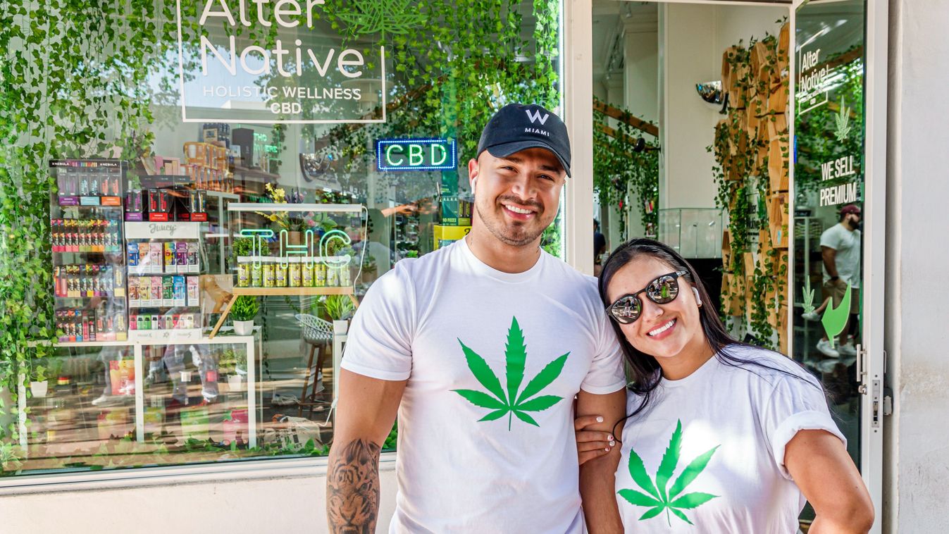 Miami Beach, Florida, Alter Native Holistic Wellness store, selling CBD, THC and Cannabis products, Miami Beach Florida,Lincoln Road Pedestrian Mall Alter Native Holistic Wellness CBD THC,cannibus marijuana Hispanic man woman staff, Miami Beach, Florida, Alter Native Holistic Wellness store, selling CBD, THC and Cannabis products. (Photo by: Jeffrey Greenberg/UCG/Universal Images Group via Getty Images), marihuána