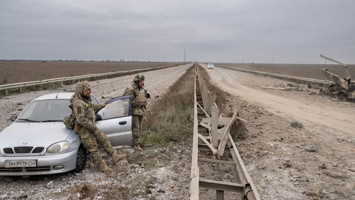 Ukrainian soldiers stand guard on the road from Mykolaiv to Kherson, on November 13, 2022, amid Russia's invasion of Ukraine. - On November 11, 2022, Russia said it had pulled back more than 30,000 troops in the southern region, with Ukrainian President declaring Kherson "ours" as residents reacted with joy and jubilation. 