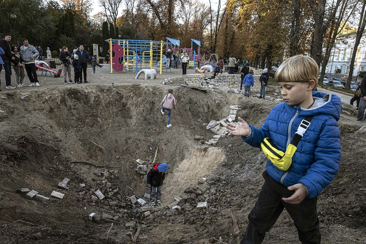 Missile hit Taras Shevchenko Park in Kyiv become play zone for children