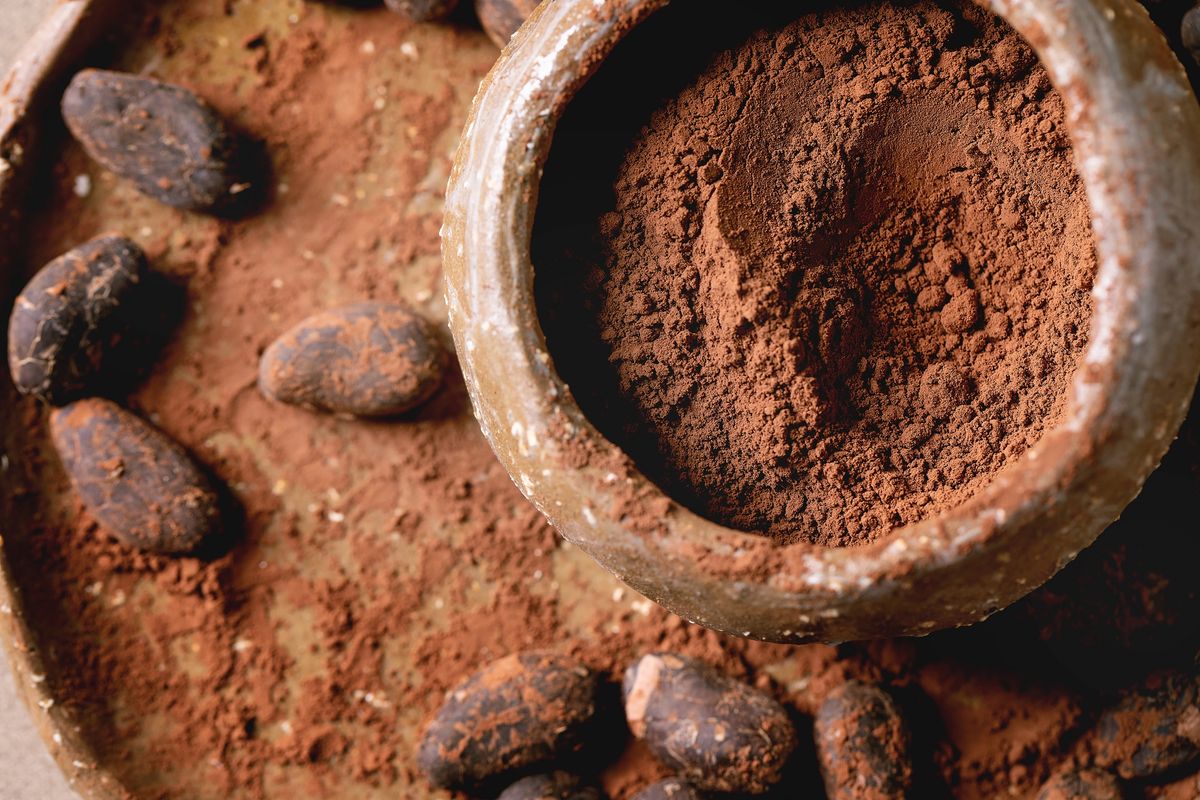 Cocoa powder in ceramic bowl with cocoa beans over brown texture background. Flat lay, close up. Cocoa powder in ceramic bowl with cocoa beans over brown texture background. Flat lay, close up. (Photo by: Natasha Breen/REDA&CO/Universal Images Group via Getty Images)
csokoládé