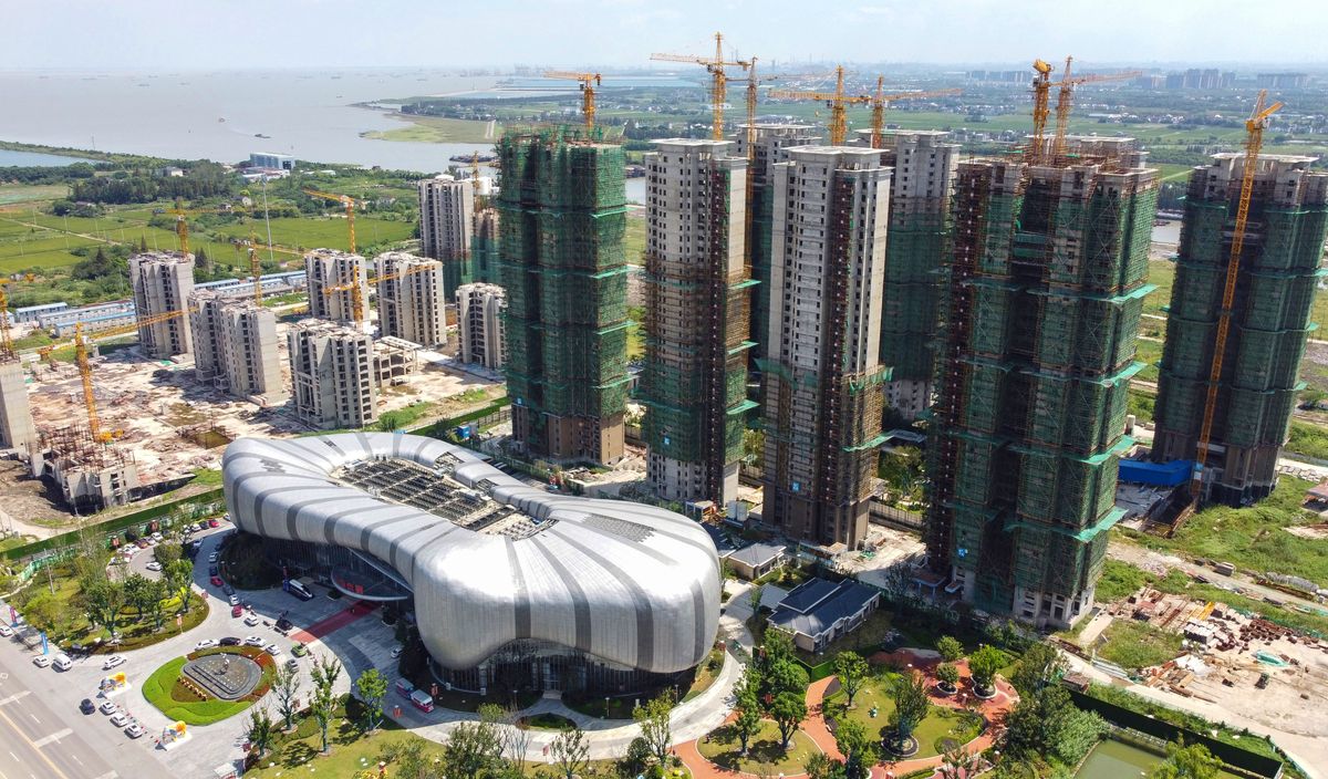 This aerial photo taken on September 17, 2021 shows the halted under-construction Evergrande Cultural Tourism City, a mixed-used residential-retail-entertainment development, in Taicang, Suzhou city, in China's eastern Jiangsu province. (Photo by Vivian LIN / AFP) kína, ingatlan, fejlesztés, építkezés,