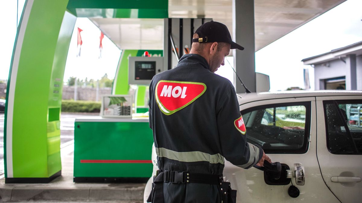 MOL Hungarian Oil & Gas Plc Gas Station, A gas station attendant refuels an automobile at a gas station operated by MOL Hungarian Oil & Gas Plc in Prague, Czech Republic, on Friday, May 29, 2015. Mol is looking to expand production and acquisitions after facing dwindling reserves in eastern Europe, a civil war in Syria disrupting its operations and an almost 50 percent decline in oil prices last year. Photographer: Martin Divisek/Bloomberg via Getty Images