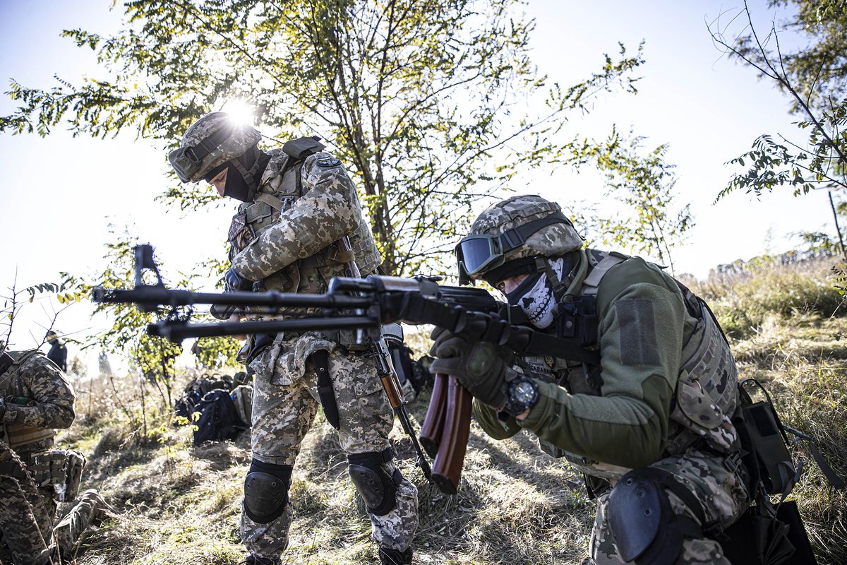 Volunteers participate in the Ukrainian army receive pre-frontal military training