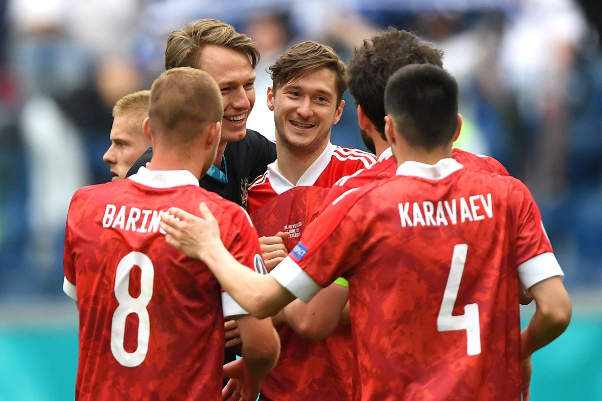 Finland v Russia - UEFA Euro 2020: Group B SAINT PETERSBURG, RUSSIA - JUNE 16: Aleksei Miranchuk of Russia (C) celebrates their side's victory with team mates after the UEFA Euro 2020 Championship Group B match between Finland and Russia at Saint Petersburg Stadium on June 16, 2021 in Saint Petersburg, Russia. (Photo by Kirill Kudryavtsev - Pool/Getty Images)