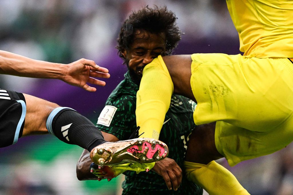 Saudi Arabia's goalkeeper #21 Mohammed Al-Owais (R) hits Saudi Arabia's defender #13 Yasser Al-Shahrani (C) in the head during the Qatar 2022 World Cup Group C football match between Argentina and Saudi Arabia at the Lusail Stadium in Lusail, north of Doha on November 22, 2022. (Photo by Kirill KUDRYAVTSEV / AFP)