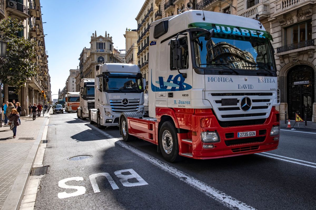 BARCELONA, CATALONIA, SPAIN - 2019/03/18: A long line of trucks is seen moving slowly at the center of Barcelona during the strike.The autonomous truckers of the Autonomous Port of Barcelona have made a slow march with their trucks circulating at the center of Barcelona to claim wage improvements in their contracts with the port of Barcelona as well as streamlining the loading and unloading of trucks.