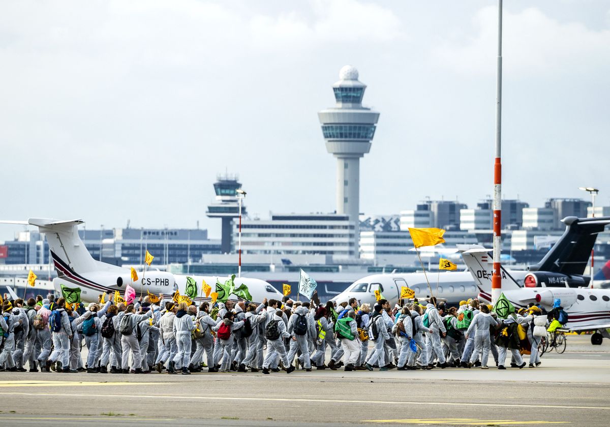 2022-11-05 12:39:22 SCHIPHOL - Members of various environmental clubs are conducting the protest action SOS for the climate at Schiphol Airport. Milieudefensie, Extinction Rebellion and Greenpeace, among others, have joined the protest. ANP REMKO DE WAAL netherlands out - belgium out 