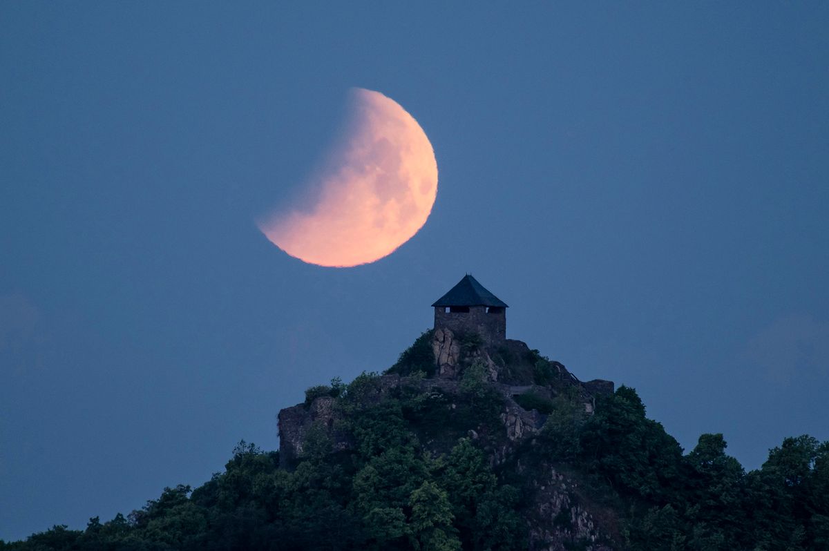 Salgótarján, 2022. május 16.
Holdfogyatkozás a salgói vár felett Salgótarján közeléből fotózva 2022. május 16-án hajnalban.
