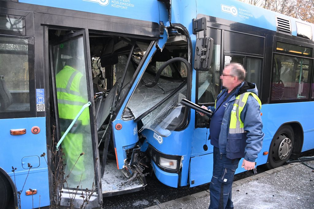 Budapest, 2022. november 22.
Összeroncsolódott BKK autóbuszok a főváros XVII. kerületében, a Helikopter úton, ahol a két gépjármű frontálisan összeütközött 2022. november 22-én.
MTI/Mihádák Zoltán