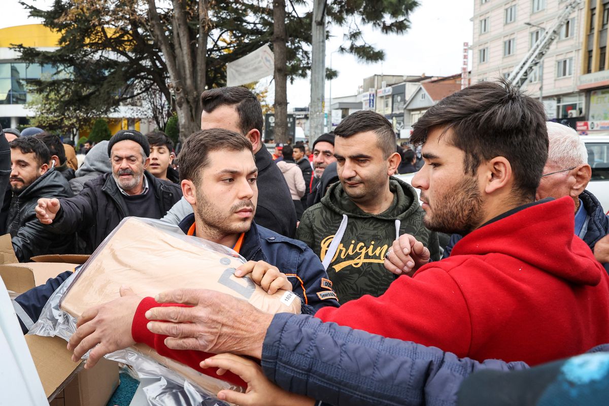 DUZCE, TURKIYE - NOVEMBER 23: Citizens who spent the night outside their homes after the 5.9 magnitude earthquake that occurred in the Golyaka district of Duzce continue to wait in the city center in Turkiye on November 23, 2022. Disaster and Emergency Management Presidency (AFAD) and Turkish Red Crescent teams distributed blankets and soup to the citizens, teams also set up tents at some points. Muhammed Enes Yildirim / Anadolu Agency (Photo by Muhammed Enes Yildirim / ANADOLU AGENCY / Anadolu Agency via AFP)