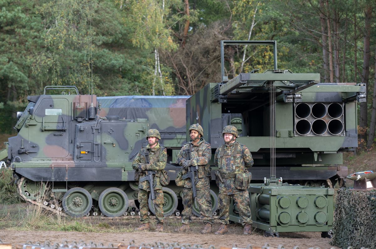 Chancellor Scholz Visits Bundeswehr Army Training Center, BERGEN, GERMANY - OCTOBER 17: The crew of a rocket launcher Mars 2 with its munitions waiting for Chancellor Olaf Scholz during a visit at the Bundeswehr army training center in Ostenholz on October 17, 2022 near Hodenhagen, Germany. Scholz has vowed to modernize Germany's armed forces with a special EUR 100 billion budget following Russia's military invasion of Ukraine. (Photo by David Hecker/Getty Images)