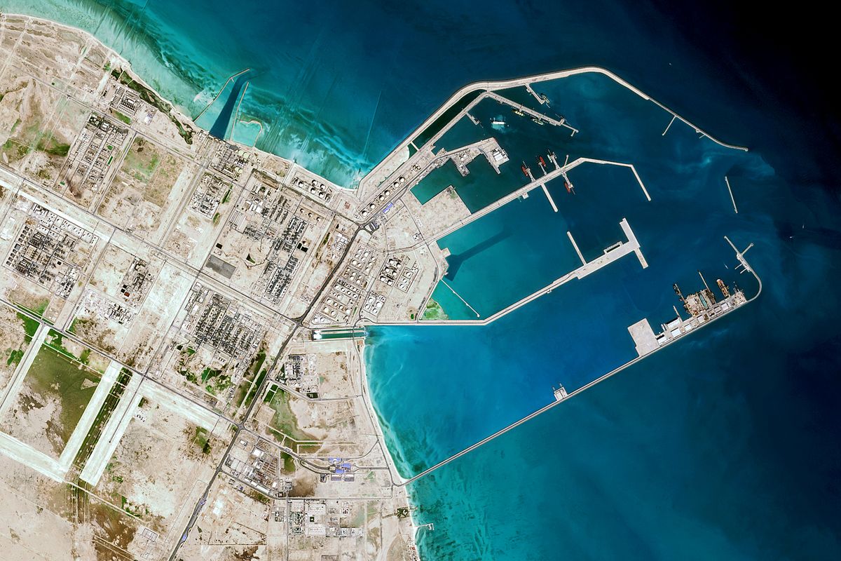 RAS LAFFAN PORT, QATAR, amely LNG gázból folyadékká alakít
Satellite view of Ras Laffan, RAS LAFFAN PORT, QATAR - March, 2017: (SOUTH AFRICA OUT): The port of Ras Laffan, north of Doha, Qatar which provides LNG, gas-to-liquids and Helium to the world. (Photo by Copernicus Sentinel 2017/ Orbital Horizon/Gallo Images/Getty Images)