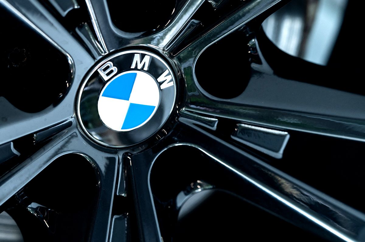 BMW, 19 May 2022, Baden-Wuerttemberg, Rottweil: The logo of the car manufacturer BMW can be seen on the rim of a 420 d M in a car dealership. Photo: Silas Stein/dpa (Photo by Silas Stein / DPA / dpa Picture-Alliance via AFP)