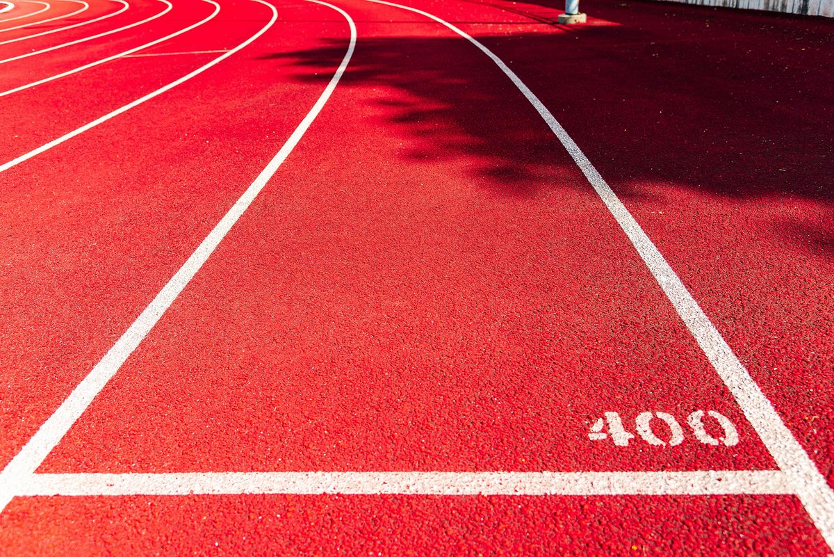 Bright,Red,Running,Track,With,White,Line,And,Number,400.close-up.