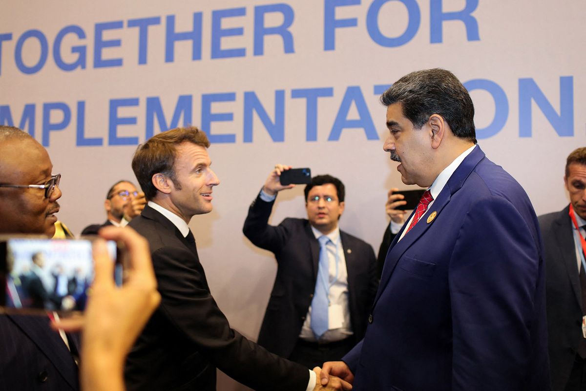 Handout picture released by the Venezuelan Presidency showing Venezuela's President Nicolas Maduro (R) shaking hands with French President Emmanuel Macron during the COP27 climate conference at the Sharm el-Sheikh International Convention Centre, in Egypt's Red Sea resort city of the same name, on November 7, 2022. (Photo by Handout / Venezuelan Presidency / AFP) / RESTRICTED TO EDITORIAL USE - MANDATORY CREDIT "AFP PHOTO / VENEZUELAN PRESIDENCY" - NO MARKETING - NO ADVERTISING CAMPAIGNS - DISTRIBUTED AS A SERVICE TO CLIENTS