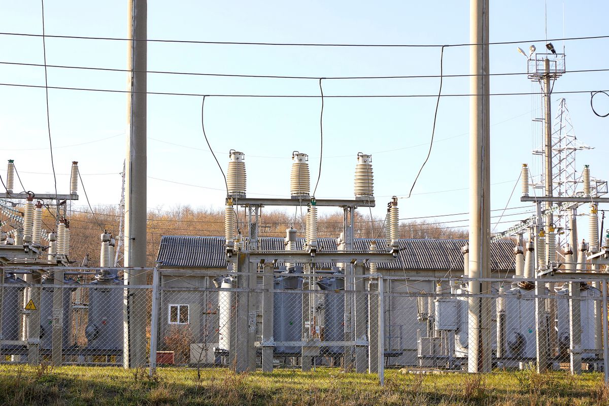 Chisinau, 2022. november 17.
Erőmű a moldovai főváros, Chisinau (Kisjenő) külterületén 2022. november 16-án. Az ukrán energiahálózat elleni orosz rakétacsapások miatt időszakonként kimaradások vannak az áramszolgáltatásban a szomszédos Moldova több városában. Moldova jelentős mértékben függ az orosz gáztól, az áramszükségletének mintegy 30 százalékát pedig Ukrajnából szerzi be.
