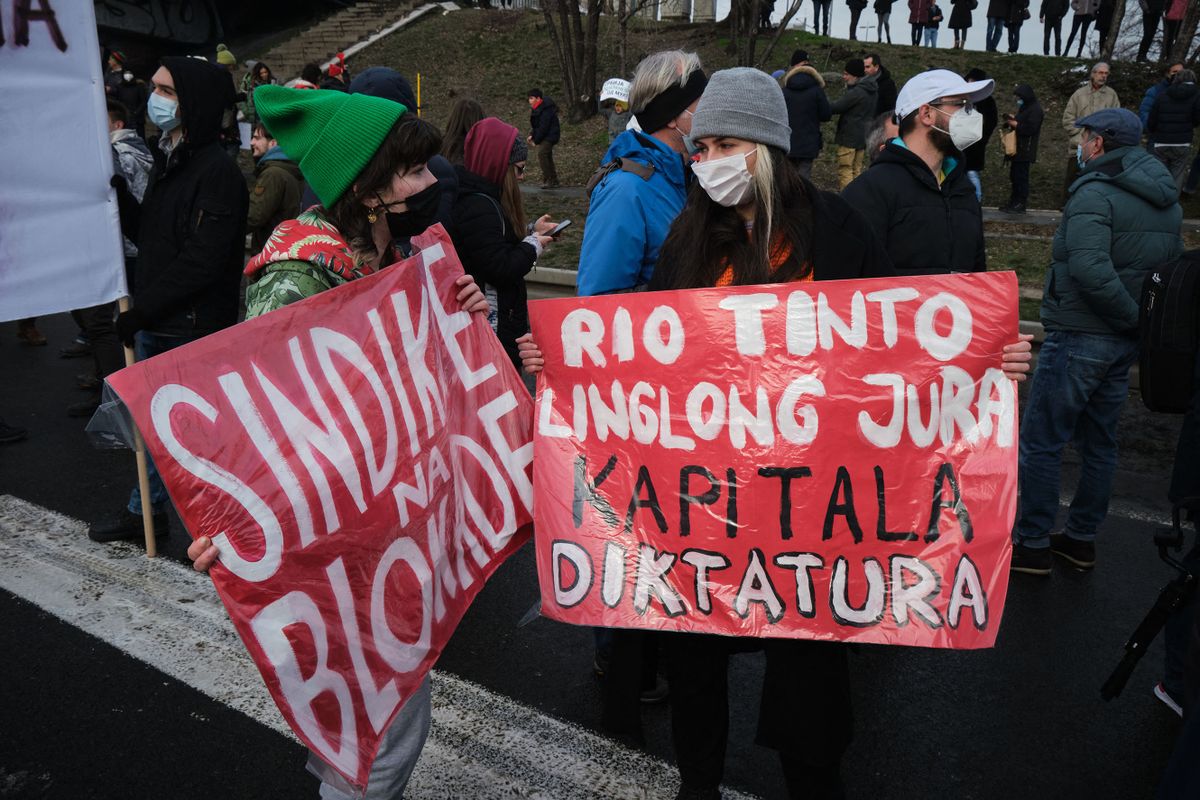 Serbia, Belgrade, 2022/01/15. Protesters block highway in Belgrade to demonstrate against projects of Rio Tinto for lithium mining in Serbia. Photograph by Geoffrey Brossard / Nangka Press / Hans Lucas.Serbie, Belgrade, 2022/01/15. Des manifestants bloquent une autoroute a Belgrade pour protester contre des projets d extraction de lithium en Serbie par Rio Tinto. Photographie de Geoffrey Brossard / Nangka Press / Hans Lucas.