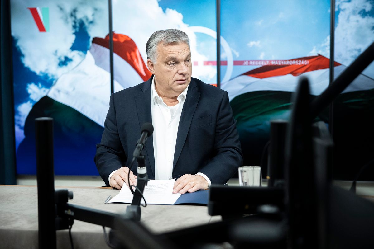 Budapest, 2022. november 18.A Miniszterelnöki Sajtóiroda által közreadott képen Orbán Viktor kormányfő interjút ad a Jó reggelt, Magyarország! című műsorban a Kossuth Rádió stúdiójában 2022. november 18-án.