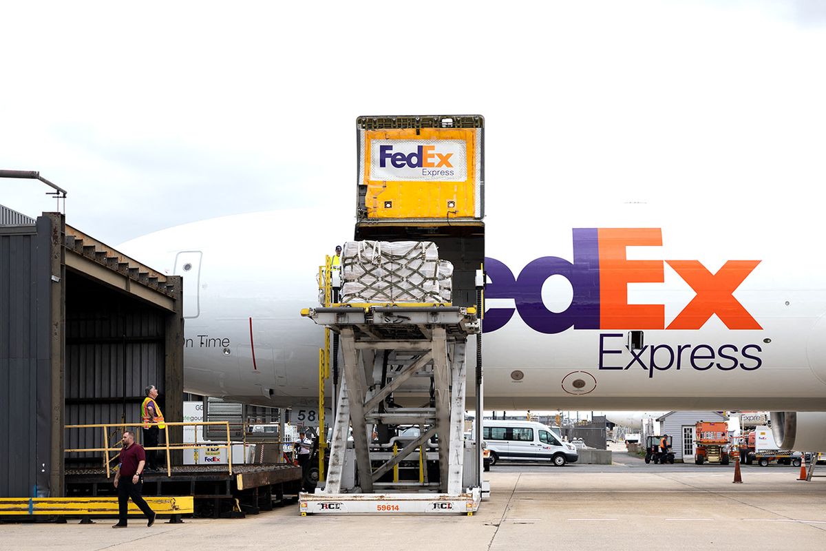 FLOTUS Operation Fly Formula Dulles Event Dulles, USA- May 25: FedEx workers unload a shipment of baby formula as part of Operation Fly Formula to address the United States’ baby formula shortage at Dulles International Airport in Dulles, Virginia on May 25th, 2022. Nathan Posner / Anadolu Agency (Photo by Nathan Posner / ANADOLU AGENCY / Anadolu Agency via AFP)