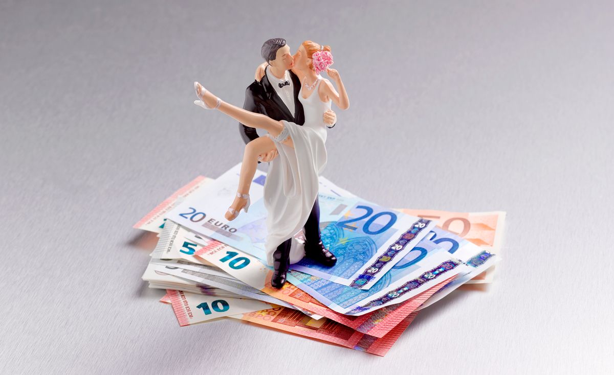 NEWLYWED COUPLE STANDING ON US EUROS, Wedding couple figurine standing on a pile of Euros, házasság, marrage, pénz, money, cash, jövedelem, bevétel, támogatás, család