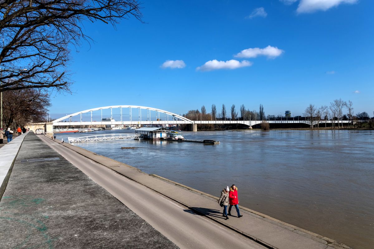 Szeged, 2021. február 14.A Huszár Mátyás tiszai rakpart, magas vízállásnál. Háttérben a Belvárosi híd, amley Újszegedet köti össze a Tisza túlpartján fekvő városrészekkel