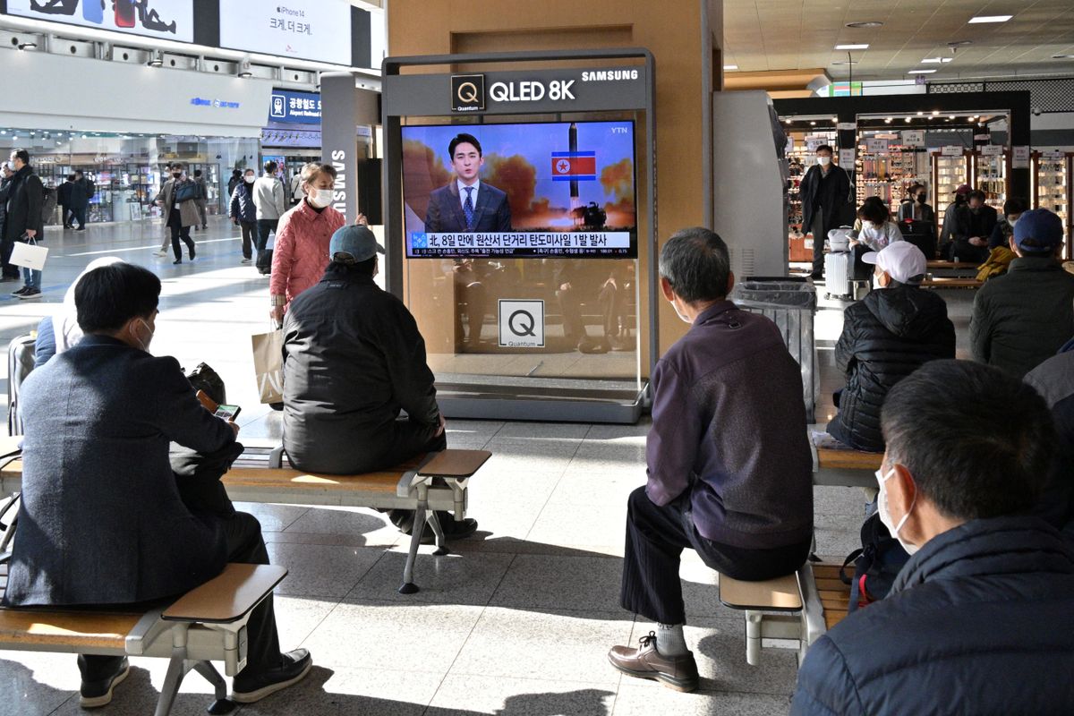 People watch a television showing a news broadcast with a file photo of a North Korean missile test, at a railway station in Seoul
ballisztikus rakéta