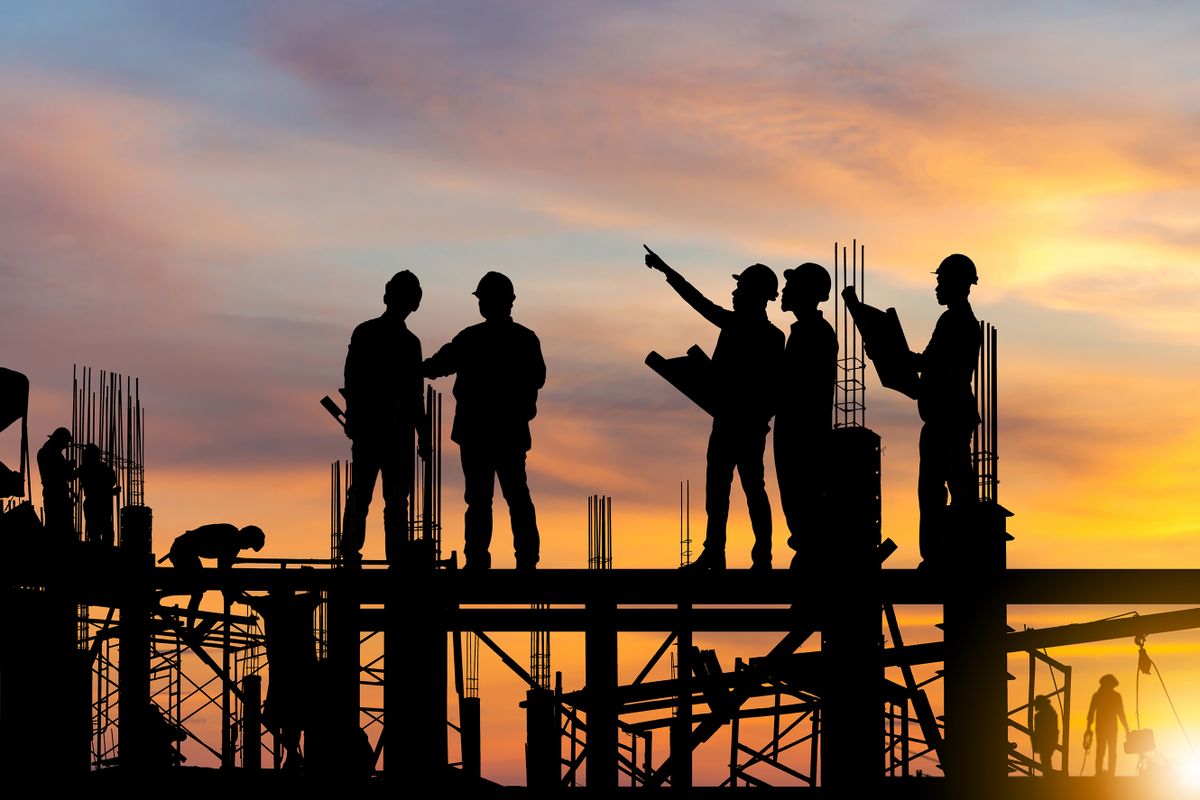 Silhouette,Of,Engineer,And,Worker,On,Building,Site,,Construction,Site
építőipar