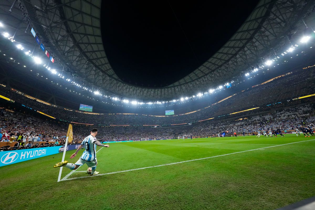 Loszaíl, 2022. december 18.
Az argentin Lionel Messi szögletet rúg a katari labdarúgó-világbajnokság döntőjében játszott Argentína-Franciaország mérkőzésen a Loszaíl Stadionban 2022. december 18-án.