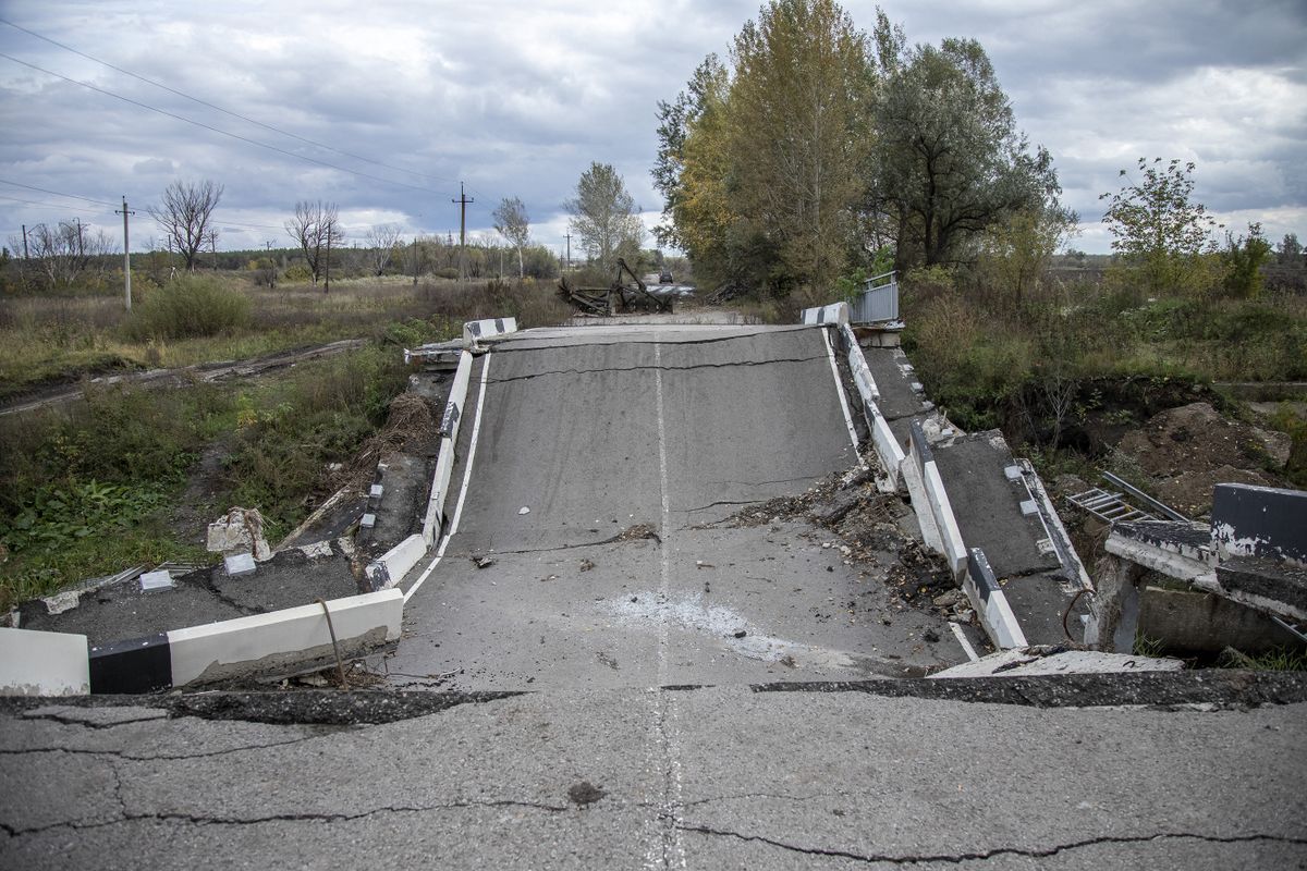 DROBYSHEVE, DONETSK OBLAST, UKRAINE, OCTOBER 05: A collapsed bridge is seen after it was targeted during fighting between Ukrainian forces and Russian troops near by Drobysheve town, Ukraine, October 5th, 2022. Narciso Contreras / Anadolu Agency 